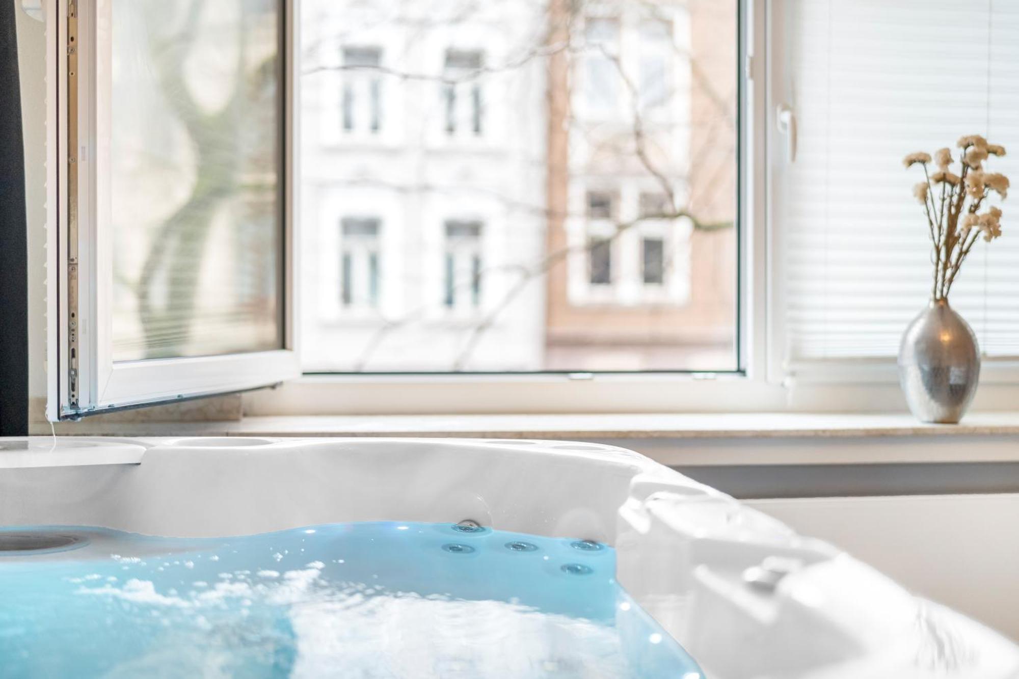 Urban Retreat - Whirpool - Lage * Köln